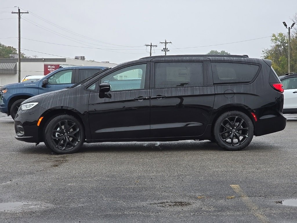 New 2026 Chrysler Pacifica Limited w/ S Appearance Package image 4