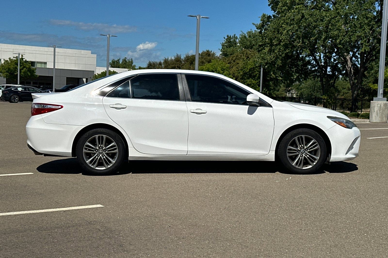 Used 2016 Toyota Camry SE image 3