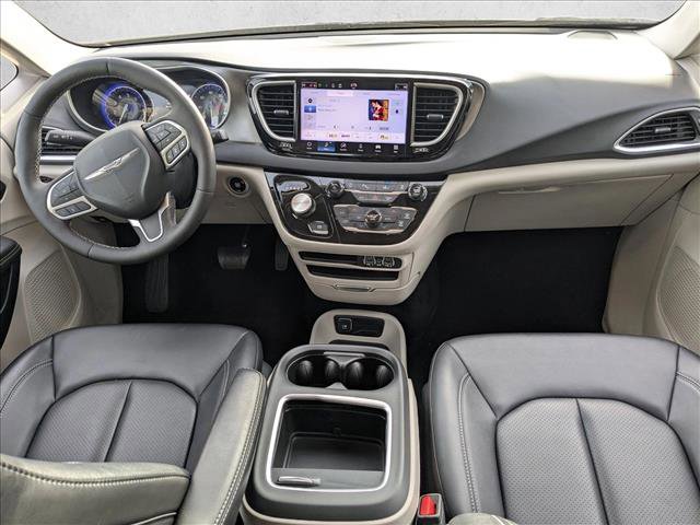 Used 2024 Chrysler Pacifica Touring-L image 17