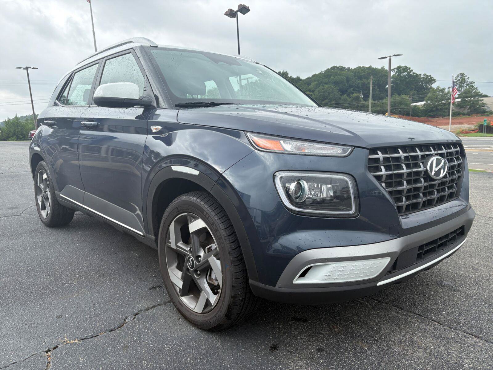 Used 2025 Hyundai Venue Limited FWD image 3