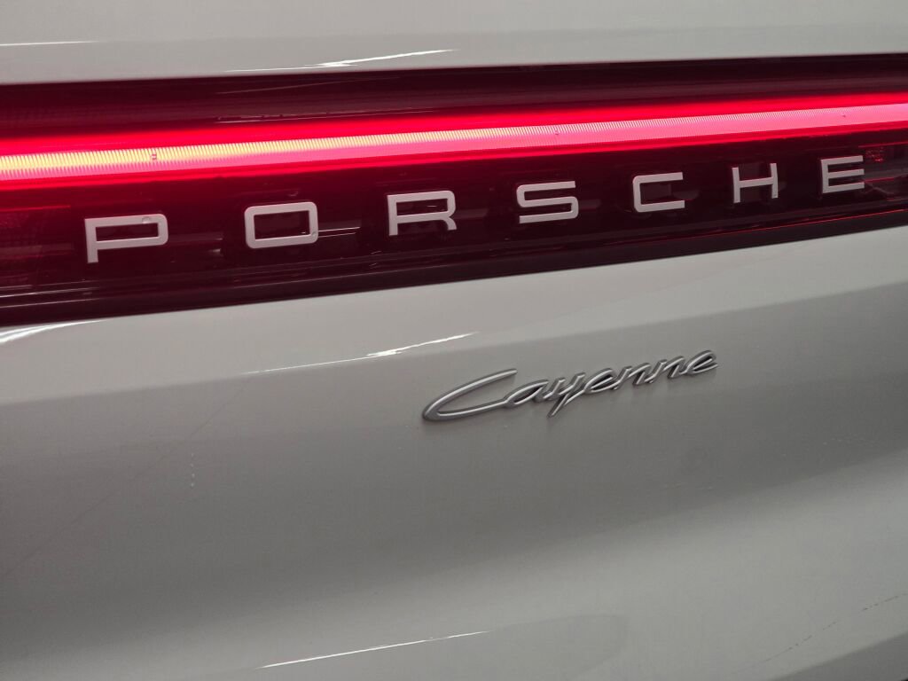 Used 2024 Porsche Cayenne image 33