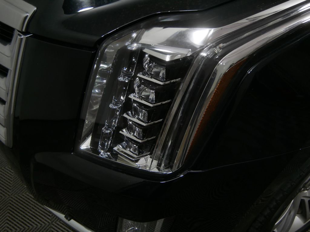 Used 2018 Cadillac Escalade ESV Luxury AWD/4WD image 11
