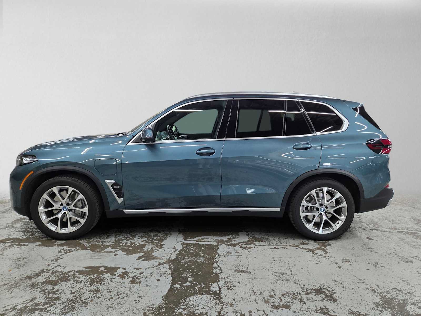Used 2024 BMW X5 xDrive50e w/ Parking Assistance Package AWD/4WD image 6