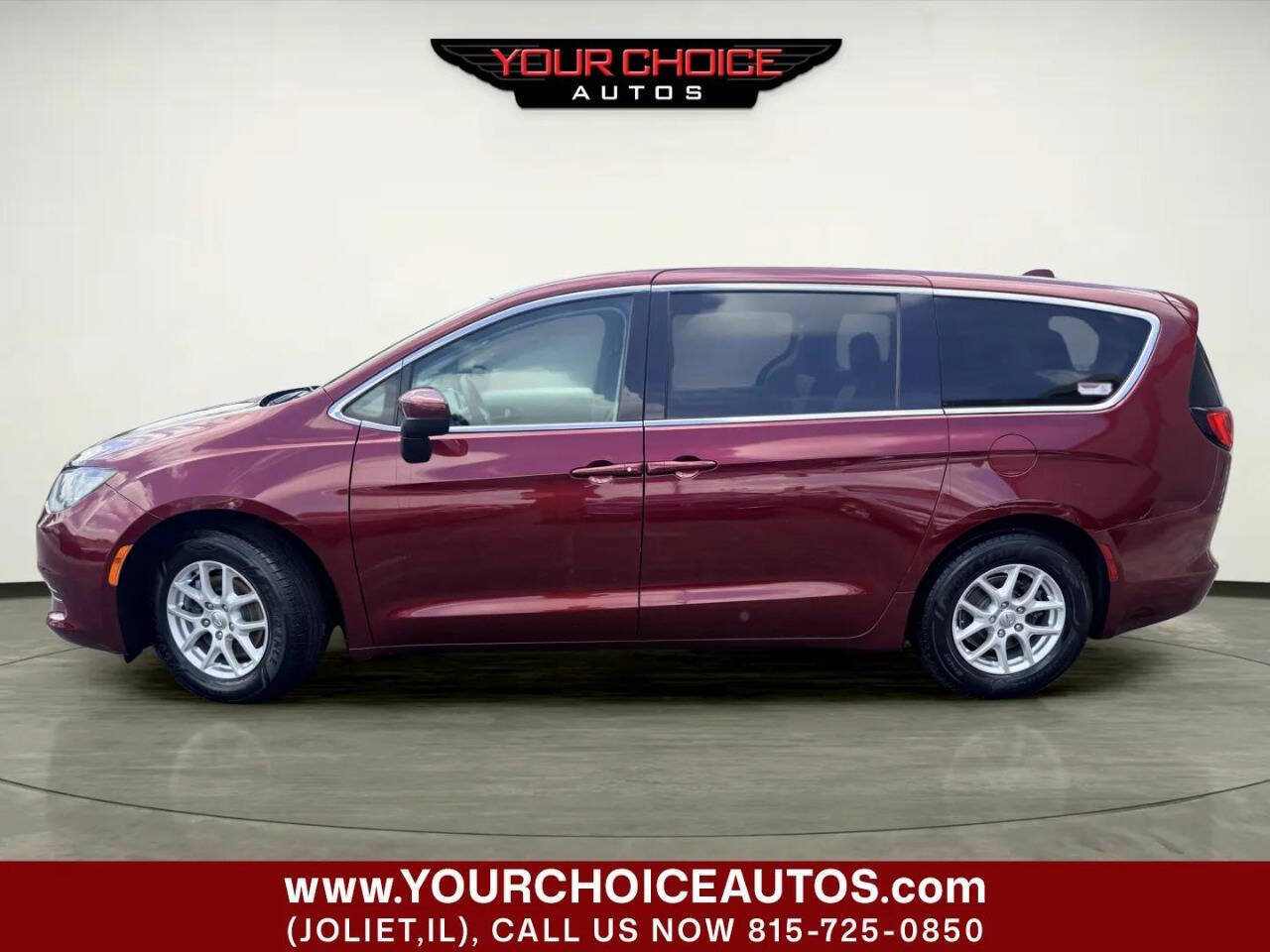 Used 2017 Chrysler Pacifica Touring FWD image 2
