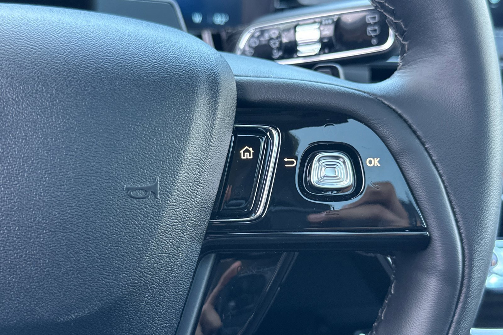 New 2025 Lincoln Corsair Reserve w/ Equipment Group 202A image 25