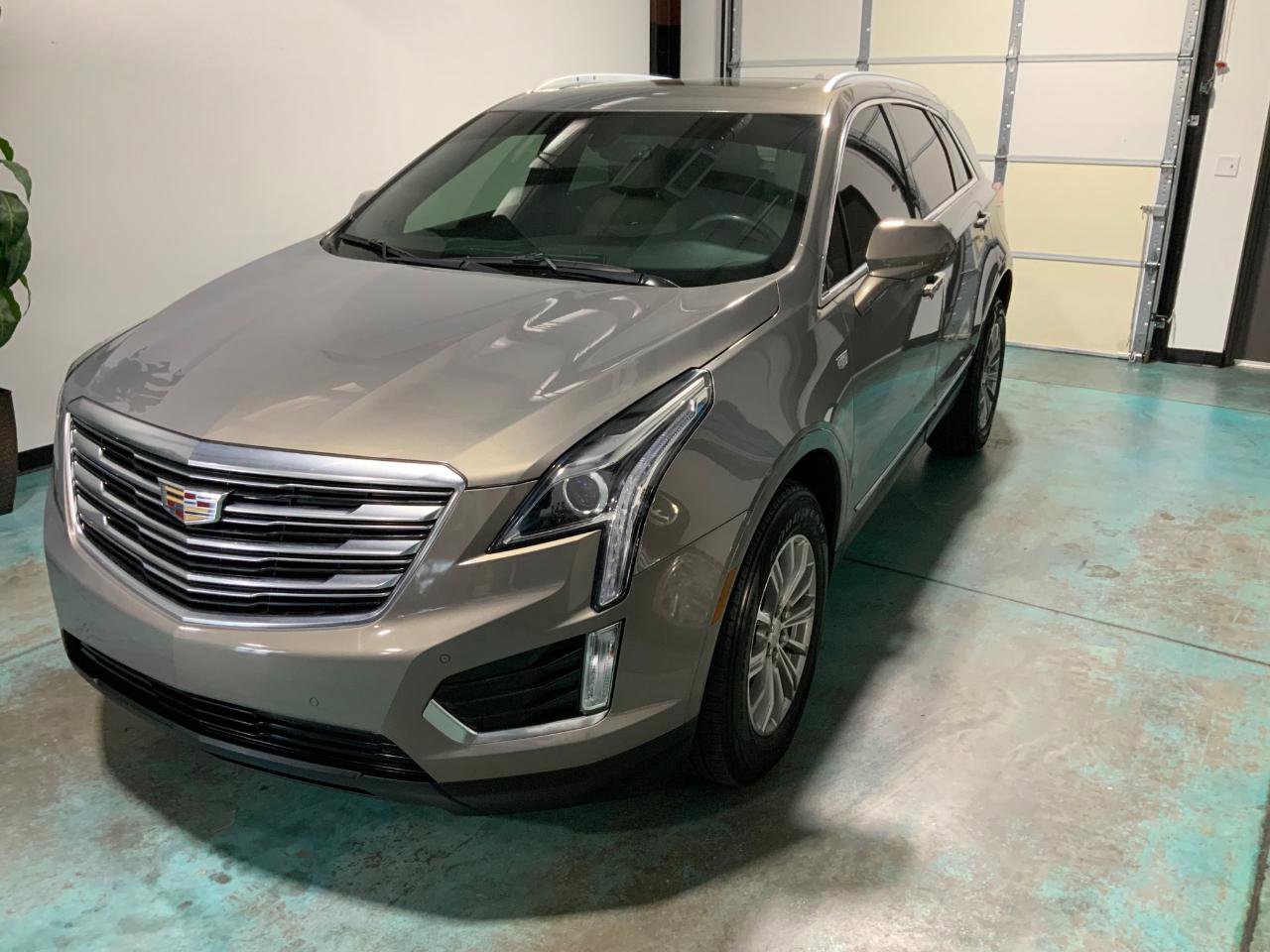 Used 2017 Cadillac XT5 Luxury FWD image 2