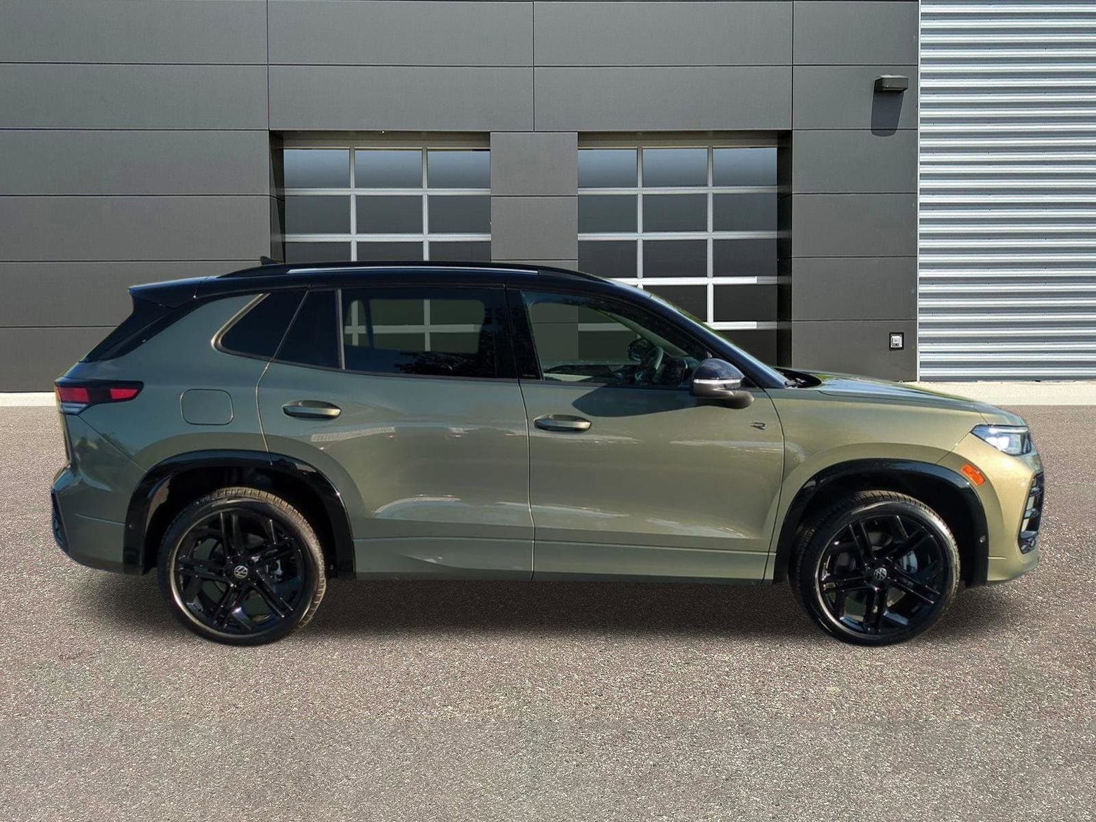 New 2026 Volkswagen Tiguan SE R-Line AWD/4WD image 8