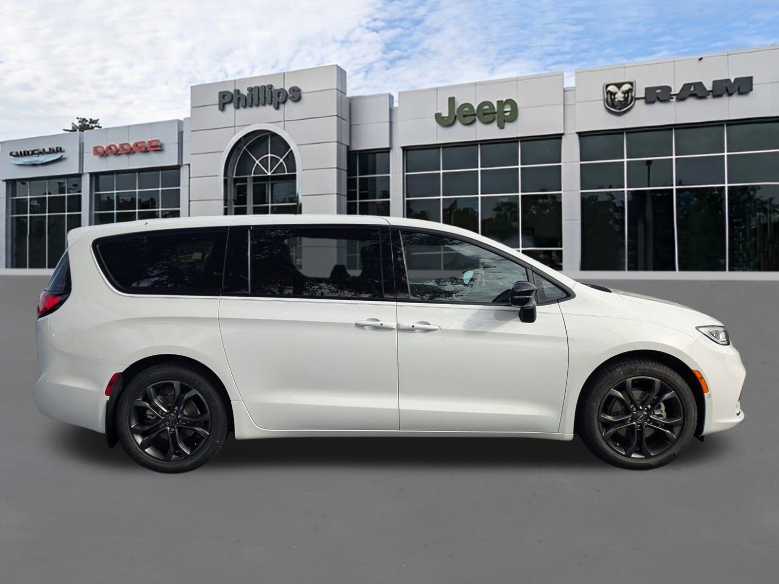 New 2026 Chrysler Pacifica Select image 2