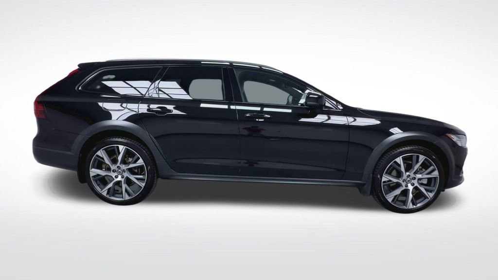 Used 2025 Volvo V90 B6 Cross Country Ultra w/ Climate Package AWD/4WD image 9