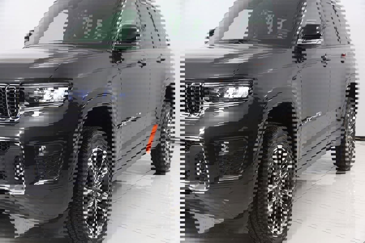 Used 2024 Jeep Grand Cherokee Overland w/ Luxury Tech Group IV image 57