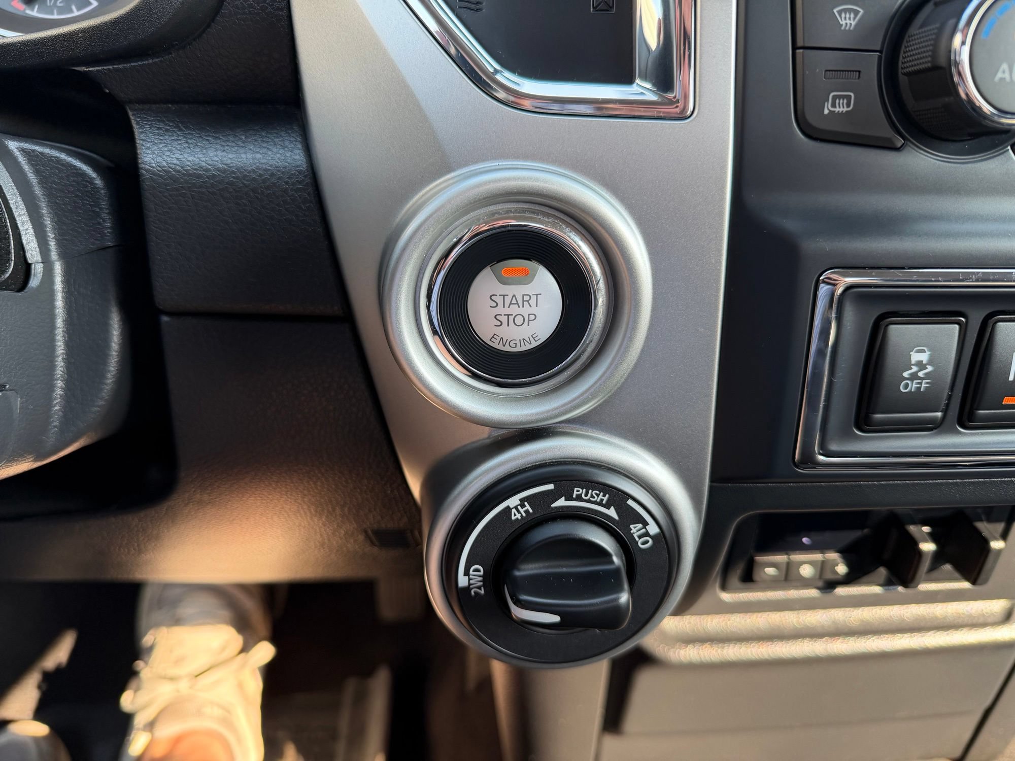 Used 2017 Nissan Titan SV AWD/4WD image 20