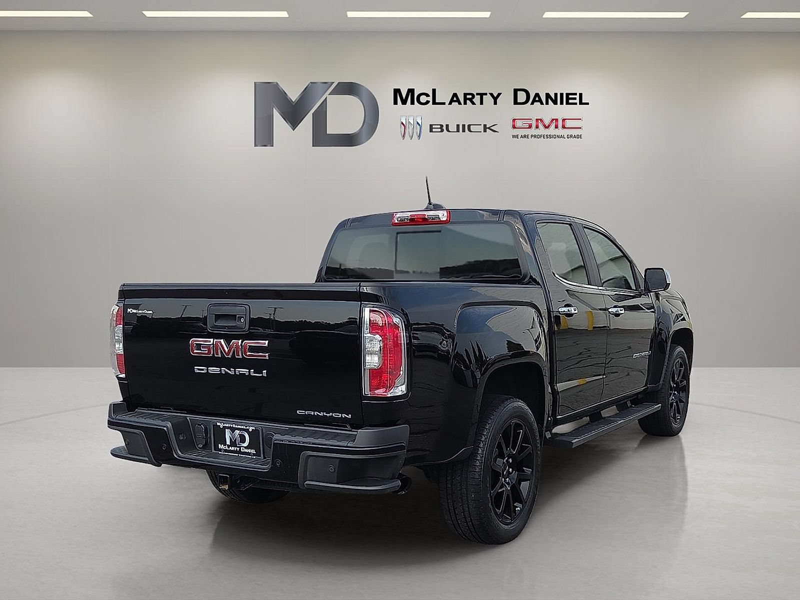 Used 2022 GMC Canyon Denali w/ Denali Black Edition Package AWD/4WD image 14
