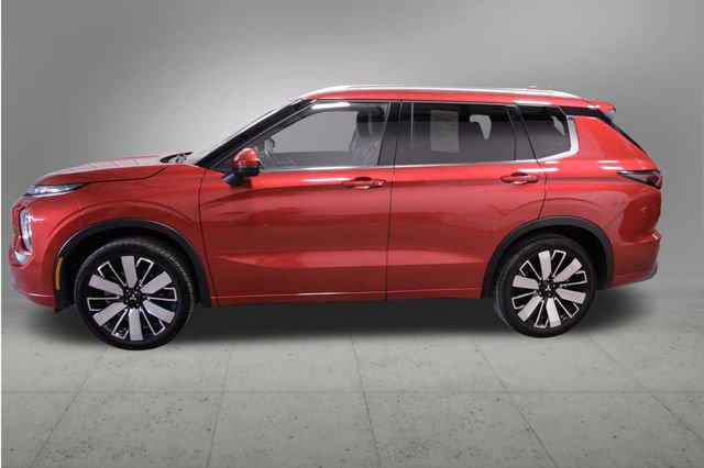 Used 2025 Mitsubishi Outlander SEL image 2