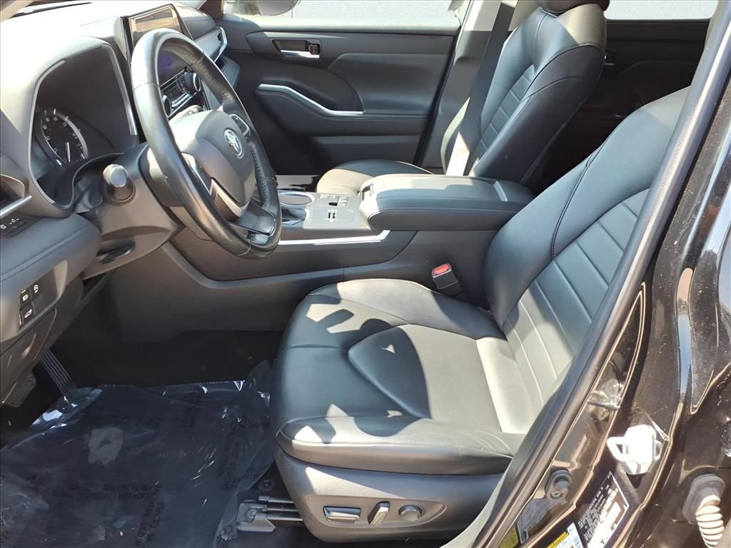 Used 2023 Toyota Highlander XLE image 16