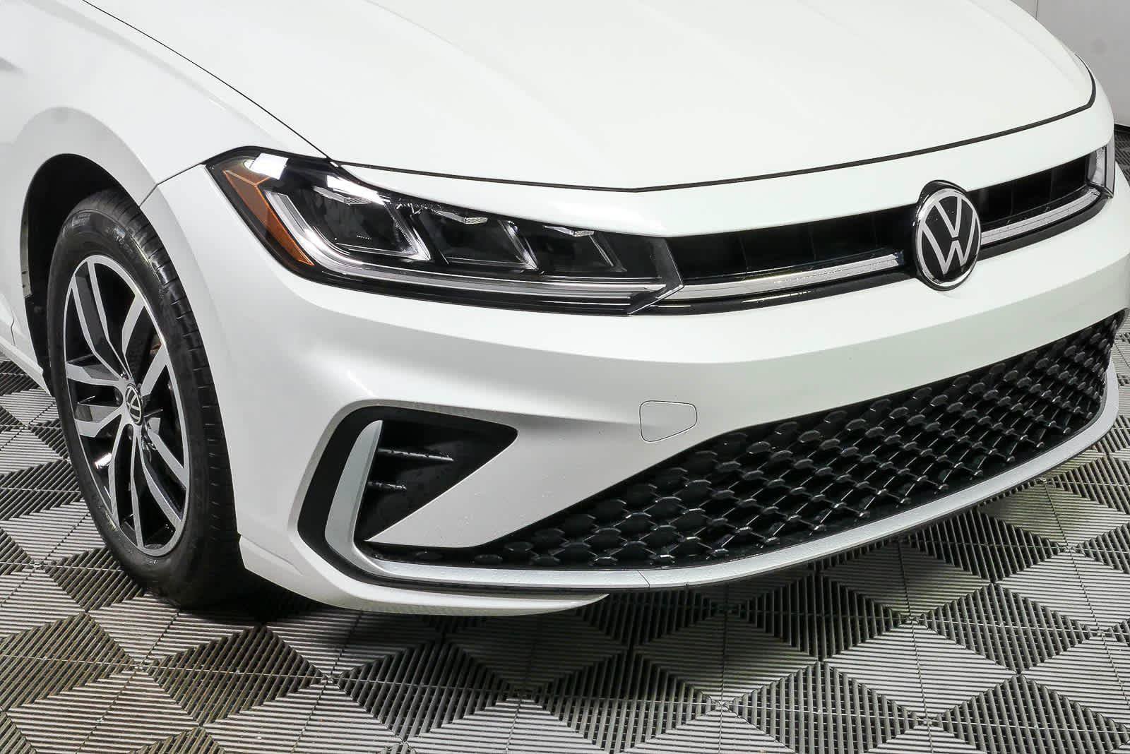 Certified 2025 Volkswagen Jetta SE FWD image 34