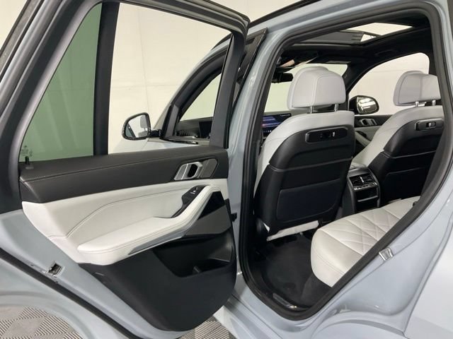 Used 2024 BMW X5 xDrive50e AWD/4WD image 28