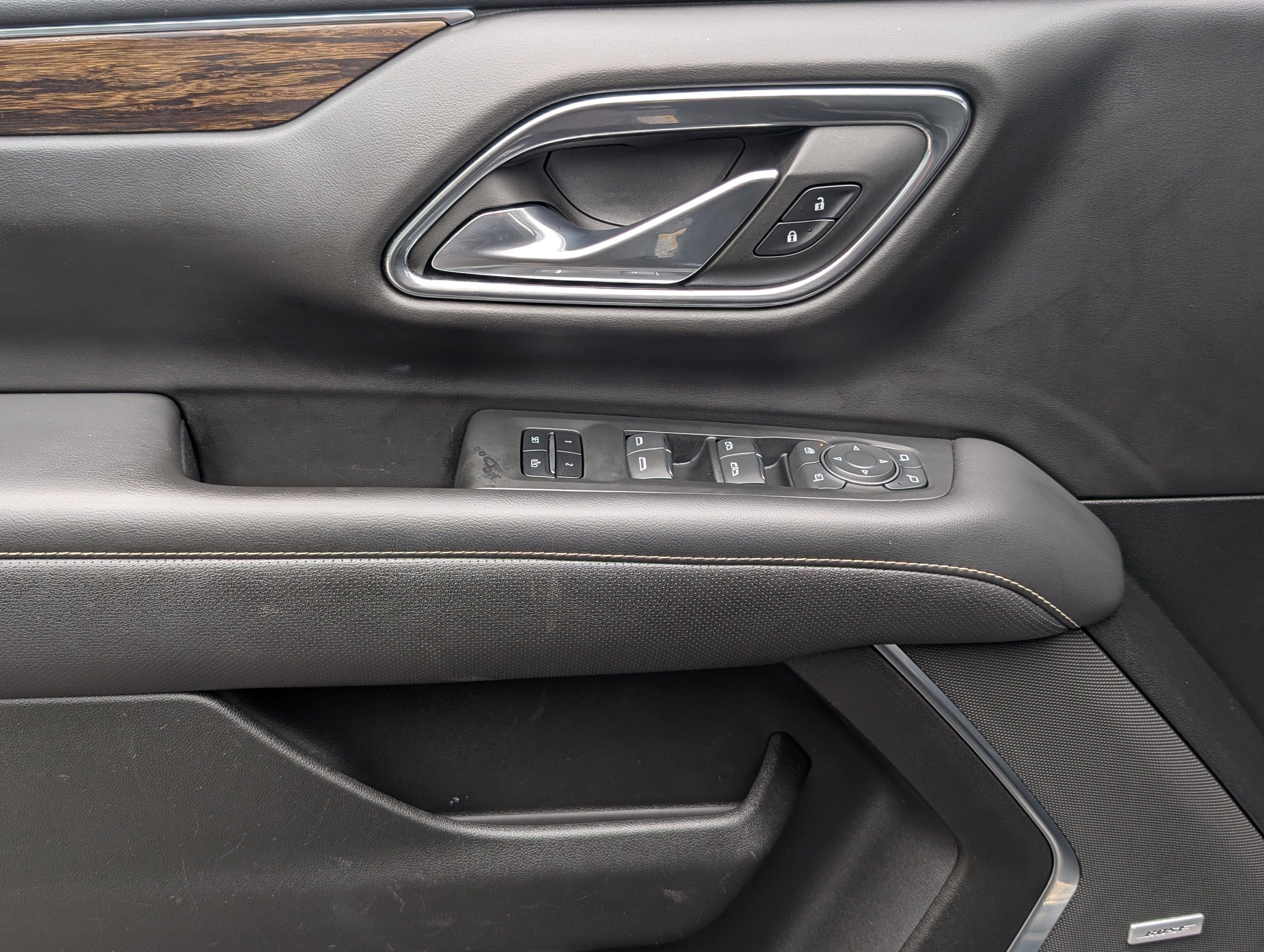 Used 2021 Chevrolet Suburban Premier w/ Premium Package 2 RWD image 16