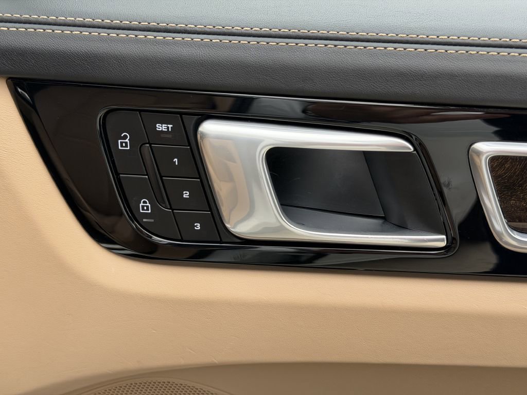 Used 2022 Porsche Cayenne Turbo w/ Premium Package Plus image 8