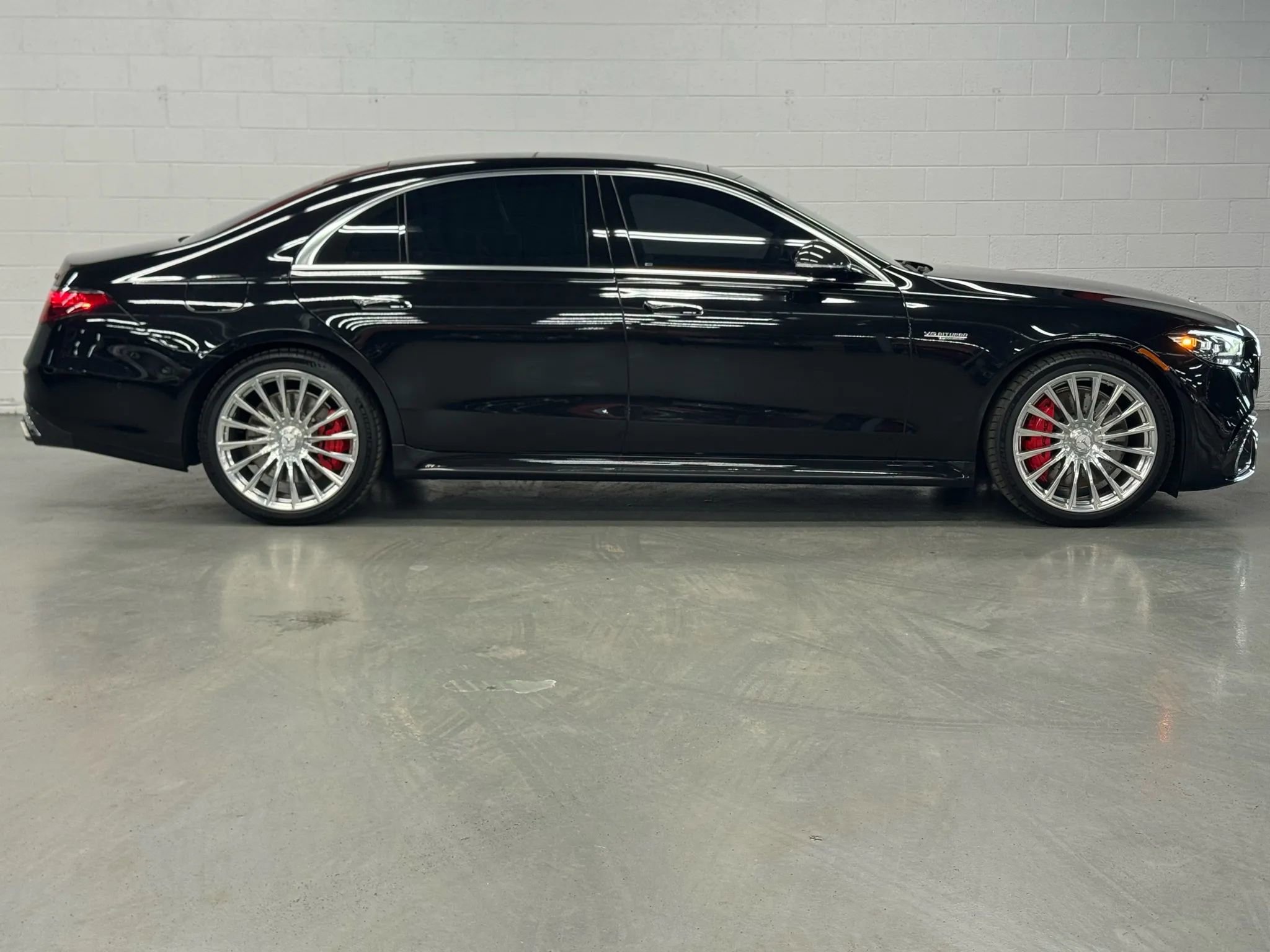 Used 2024 Mercedes-Benz S 63 AMG S w/ Carbon Fiber Exterior Package image 17