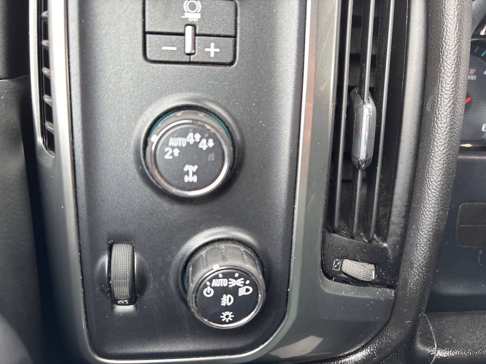 Used 2018 Chevrolet Silverado 1500 LT w/ LPO, Black Pack AWD/4WD image 20