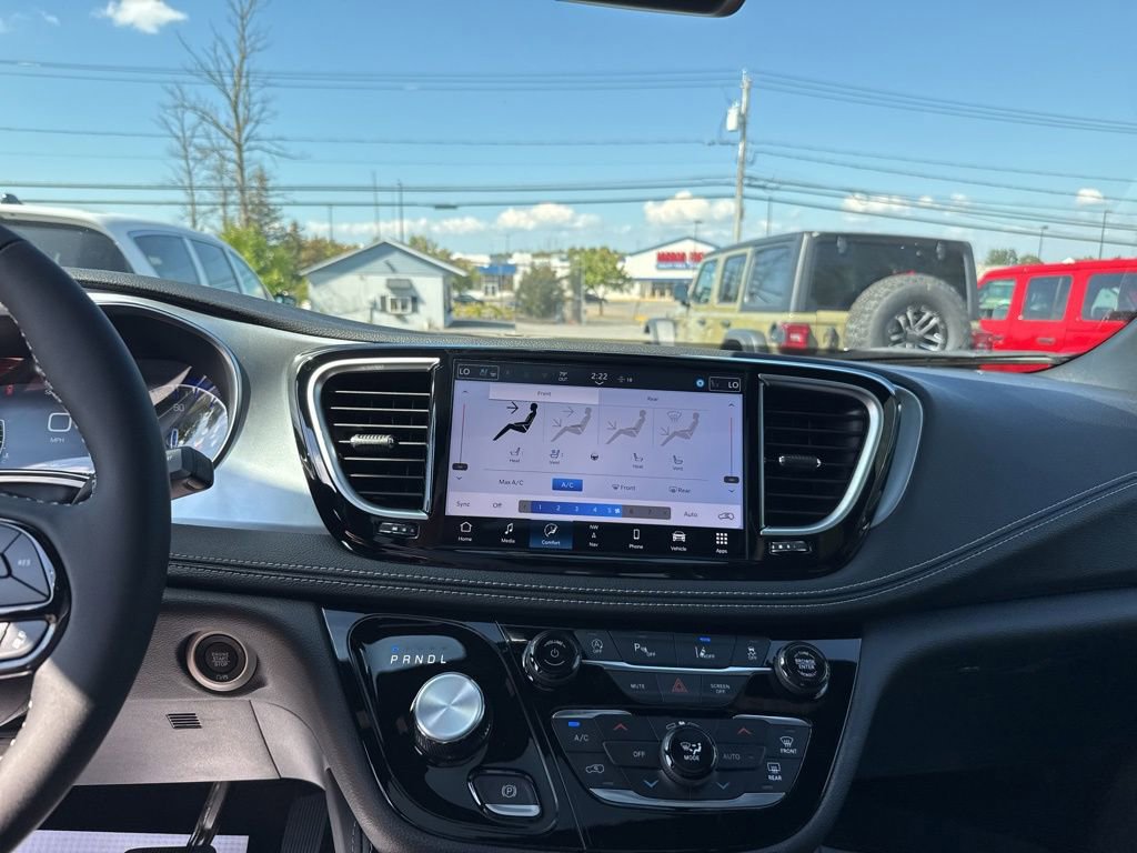 New 2026 Chrysler Pacifica Limited w/ Uconnect Theater Family Group image 23