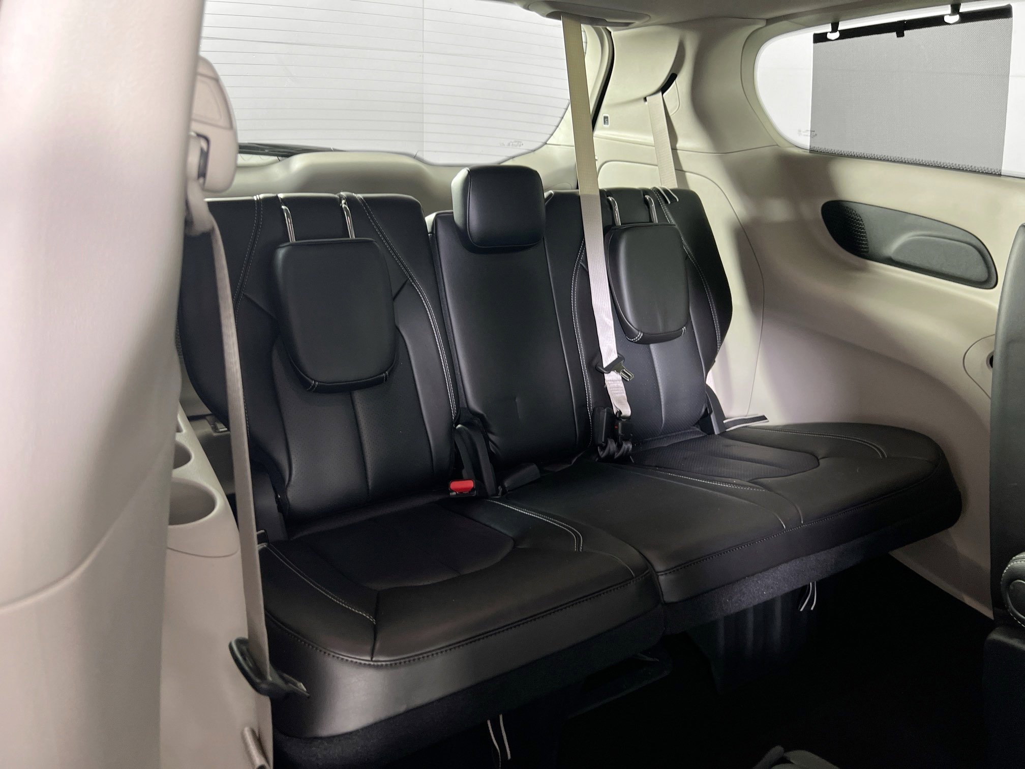 Used 2023 Chrysler Pacifica Touring-L w/ Uconnect Theater Family Group image 28