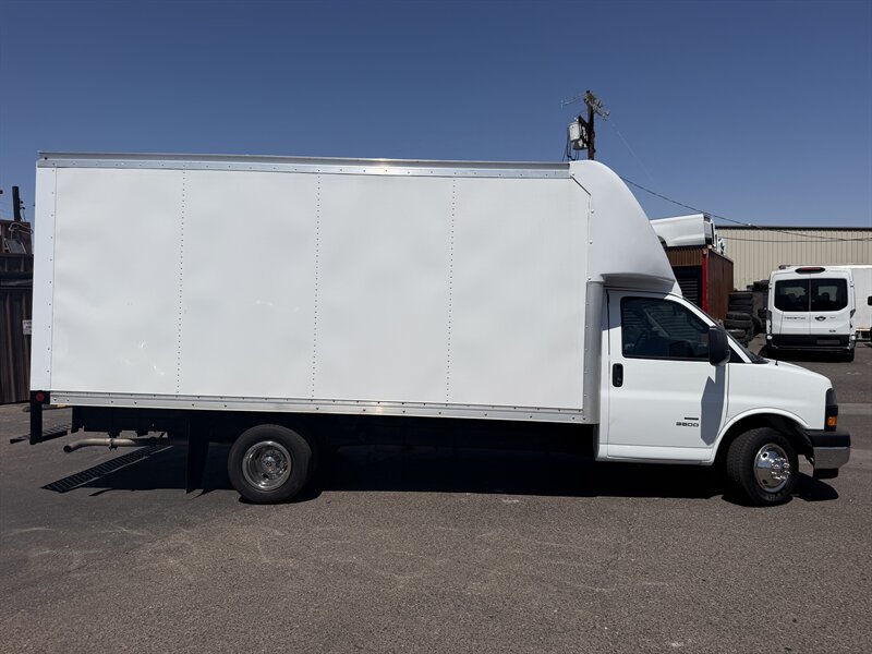 Used 2022 GMC Savana 3500 Extended w/ Power Convenience Package RWD image 2