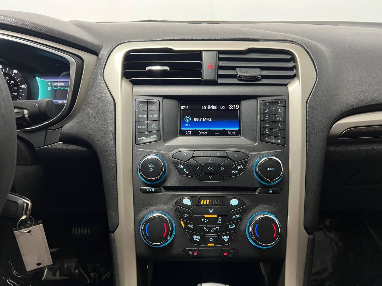 Used 2016 Ford Fusion SE w/ Equipment Group 502A FWD image 17