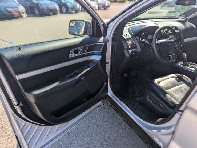 Used 2016 Ford Explorer XLT w/ Equipment Group 202A image 8