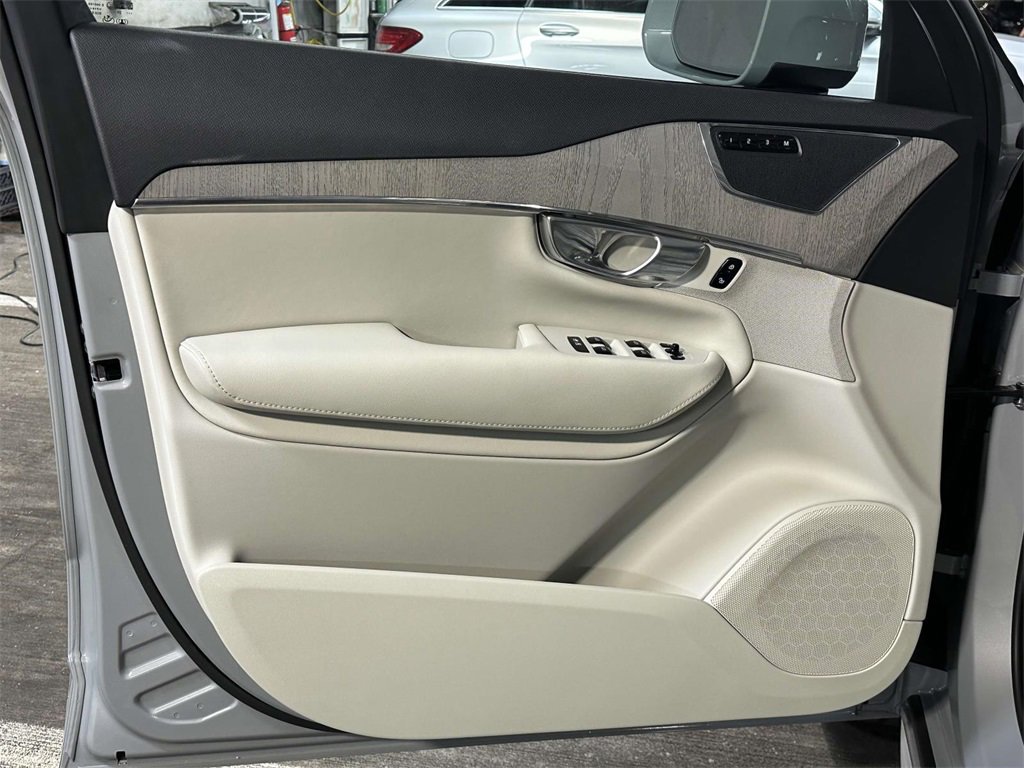 Used 2025 Volvo XC90 B6 Plus w/ Protection Package Premier image 11