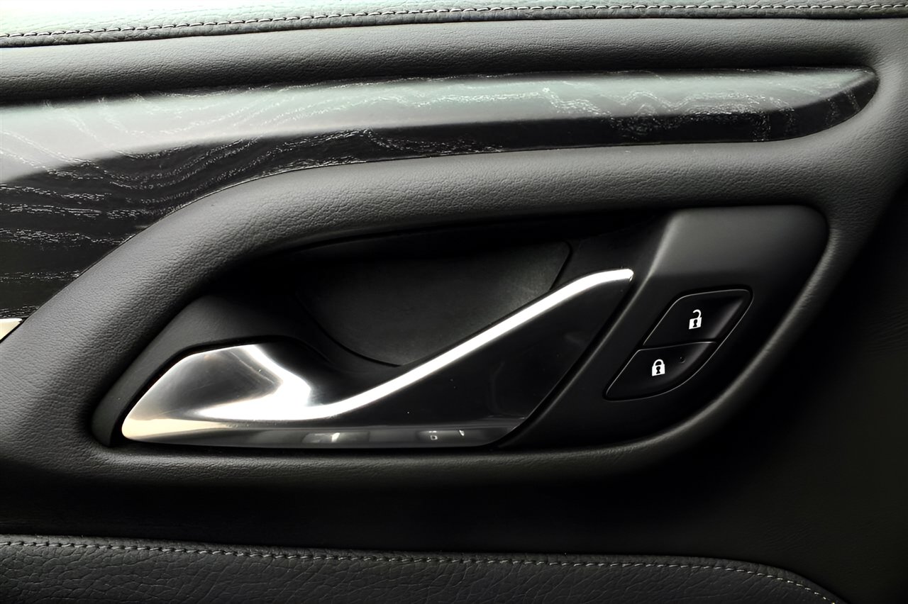 Used 2021 GMC Yukon XL Denali w/ Advanced Technology Package image 9