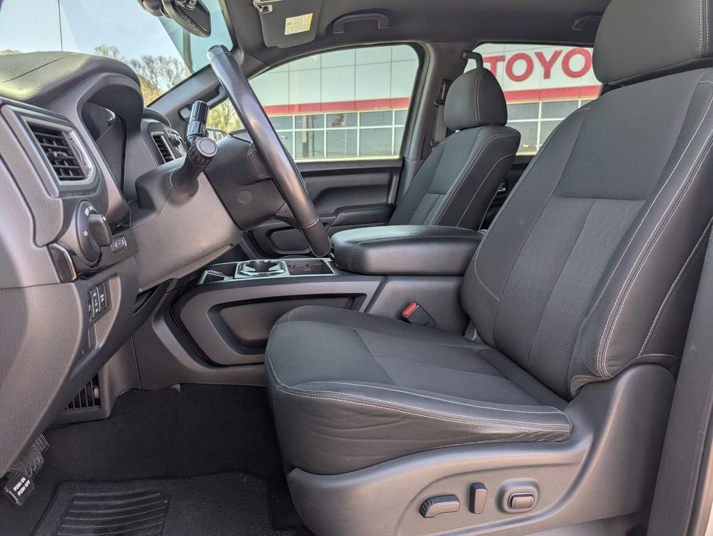 Used 2018 Nissan Titan SV w/ SV Convenience Package image 12