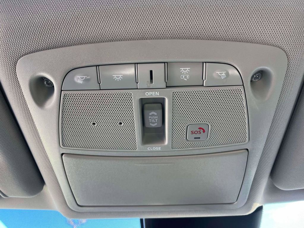 Used 2017 Nissan Rogue SL w/ SL Premium Package image 23