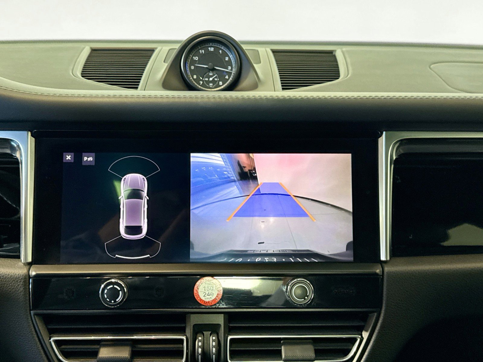 Certified 2022 Porsche Macan image 18