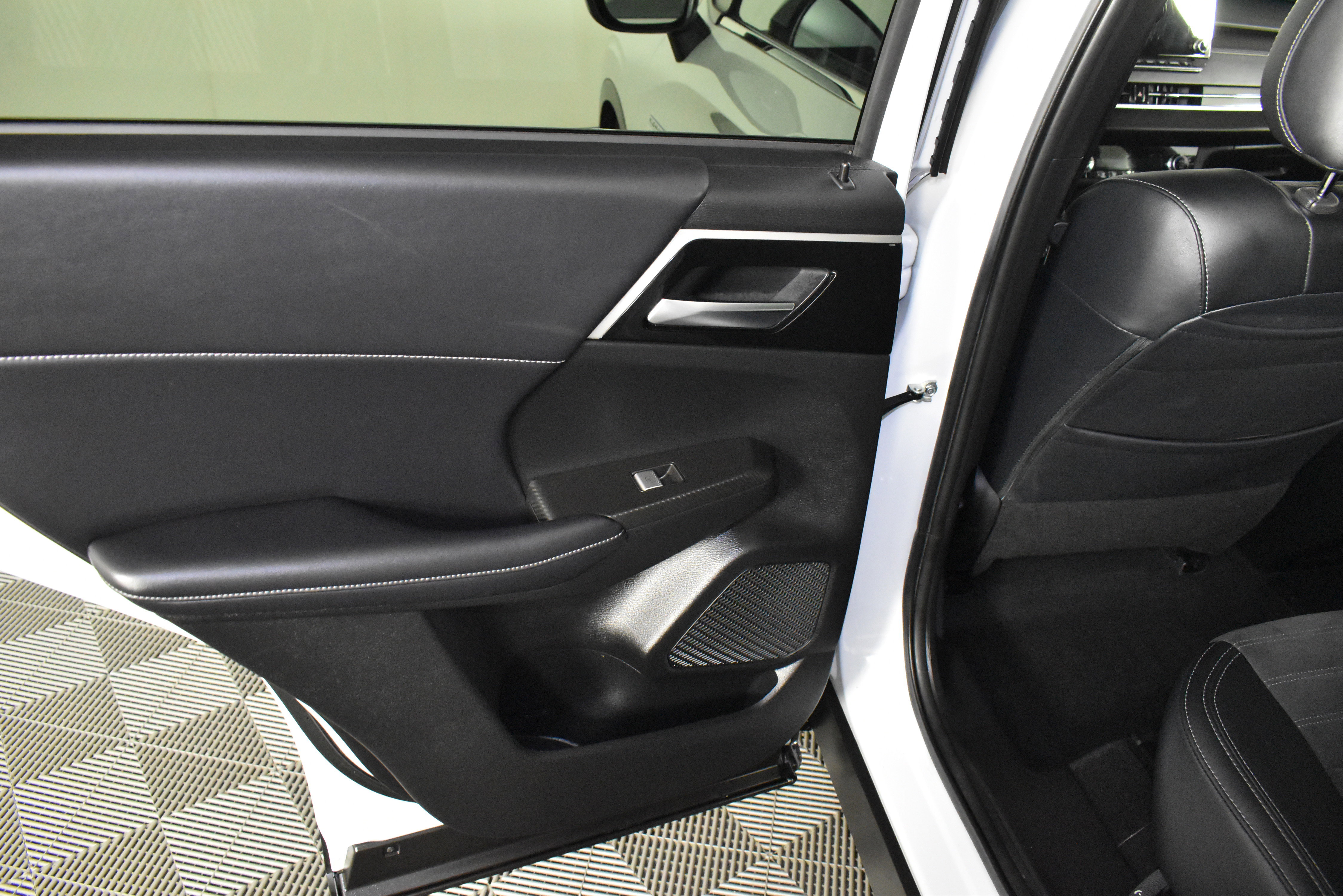 Used 2024 Mitsubishi Outlander SE image 45