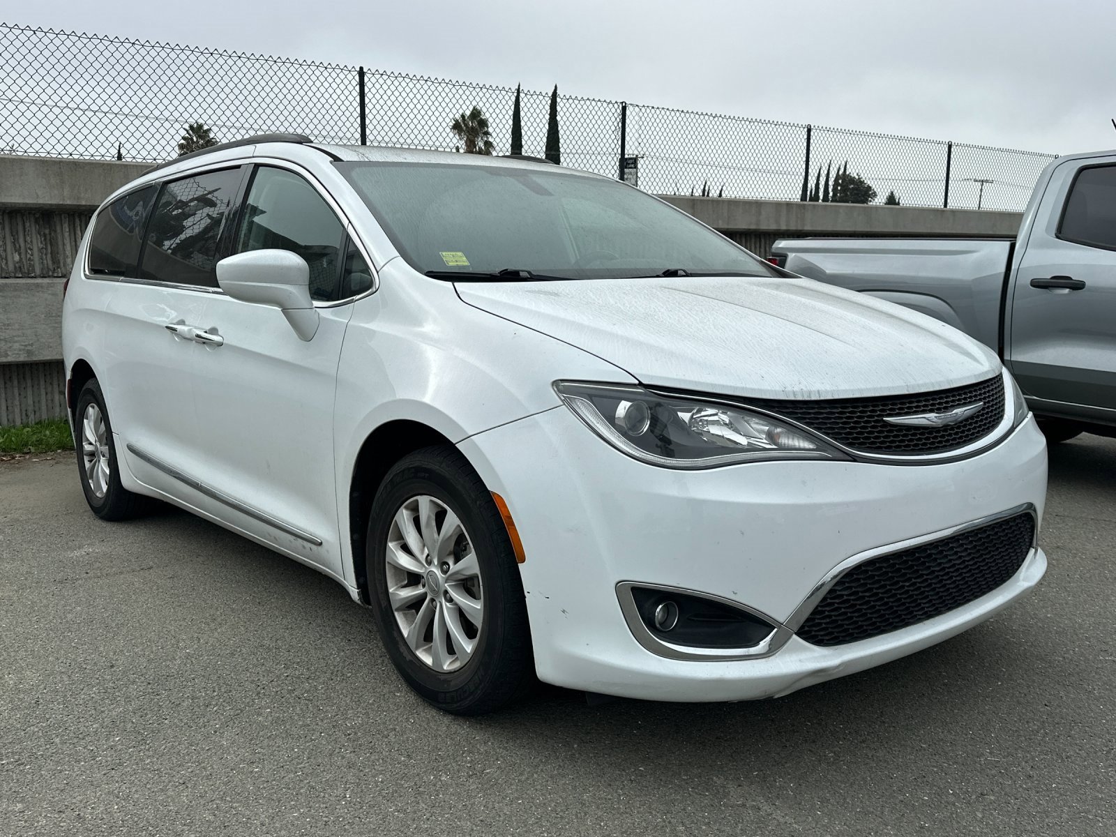 Used 2017 Chrysler Pacifica Touring-L image 2