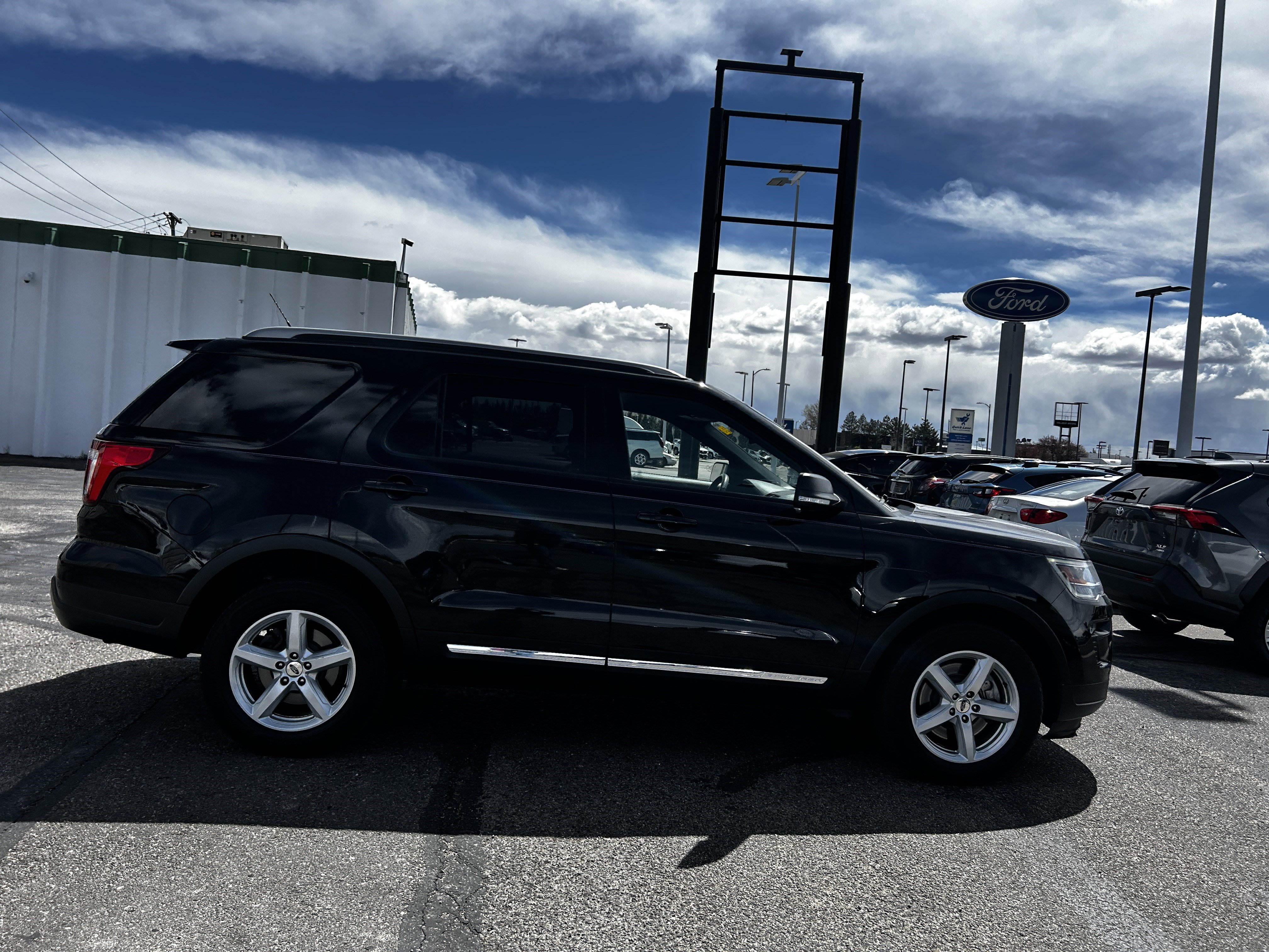 Used 2019 Ford Explorer XLT w/ Equipment Group 202A AWD/4WD image 6