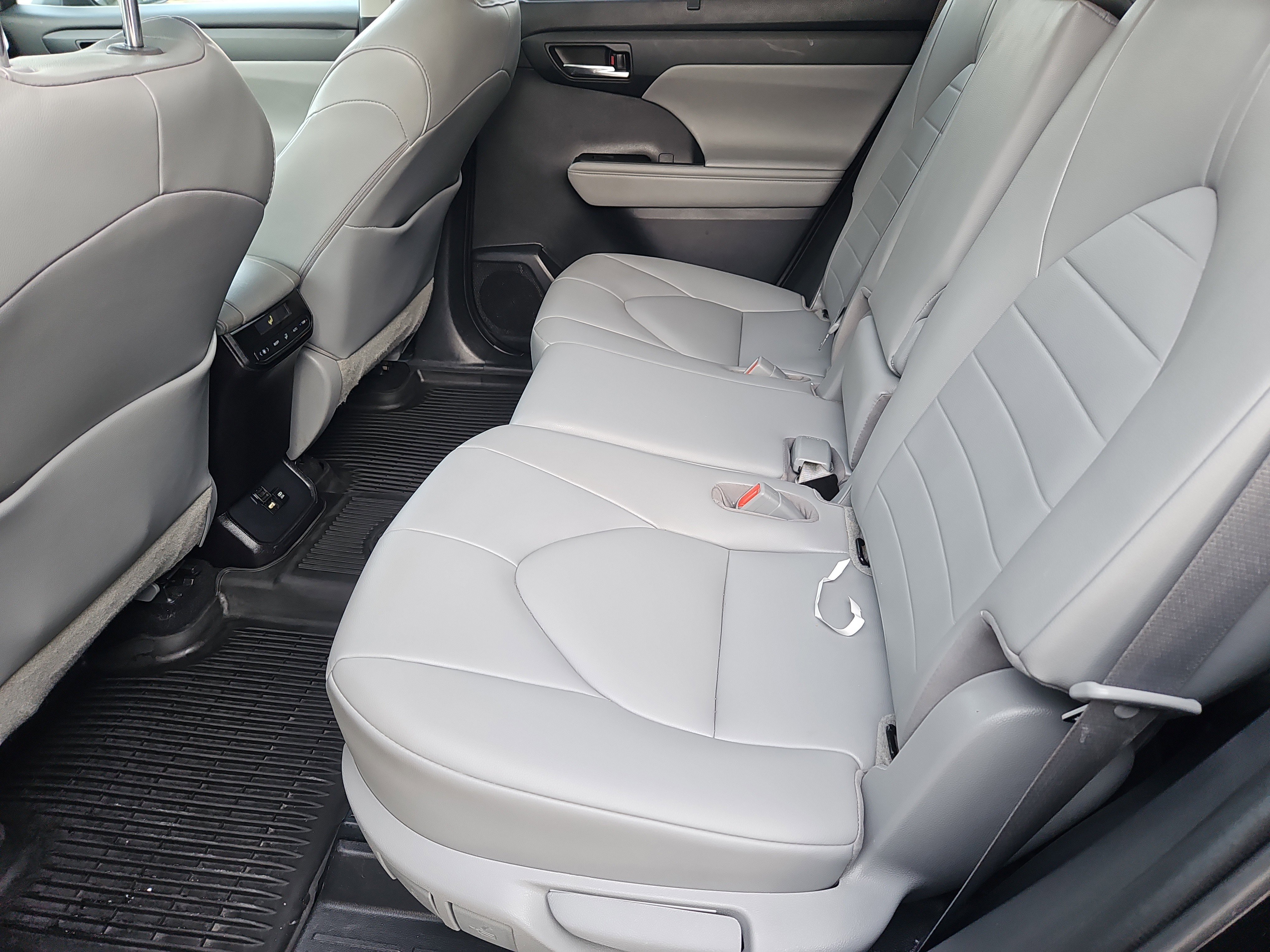 Used 2020 Toyota Highlander XLE image 30