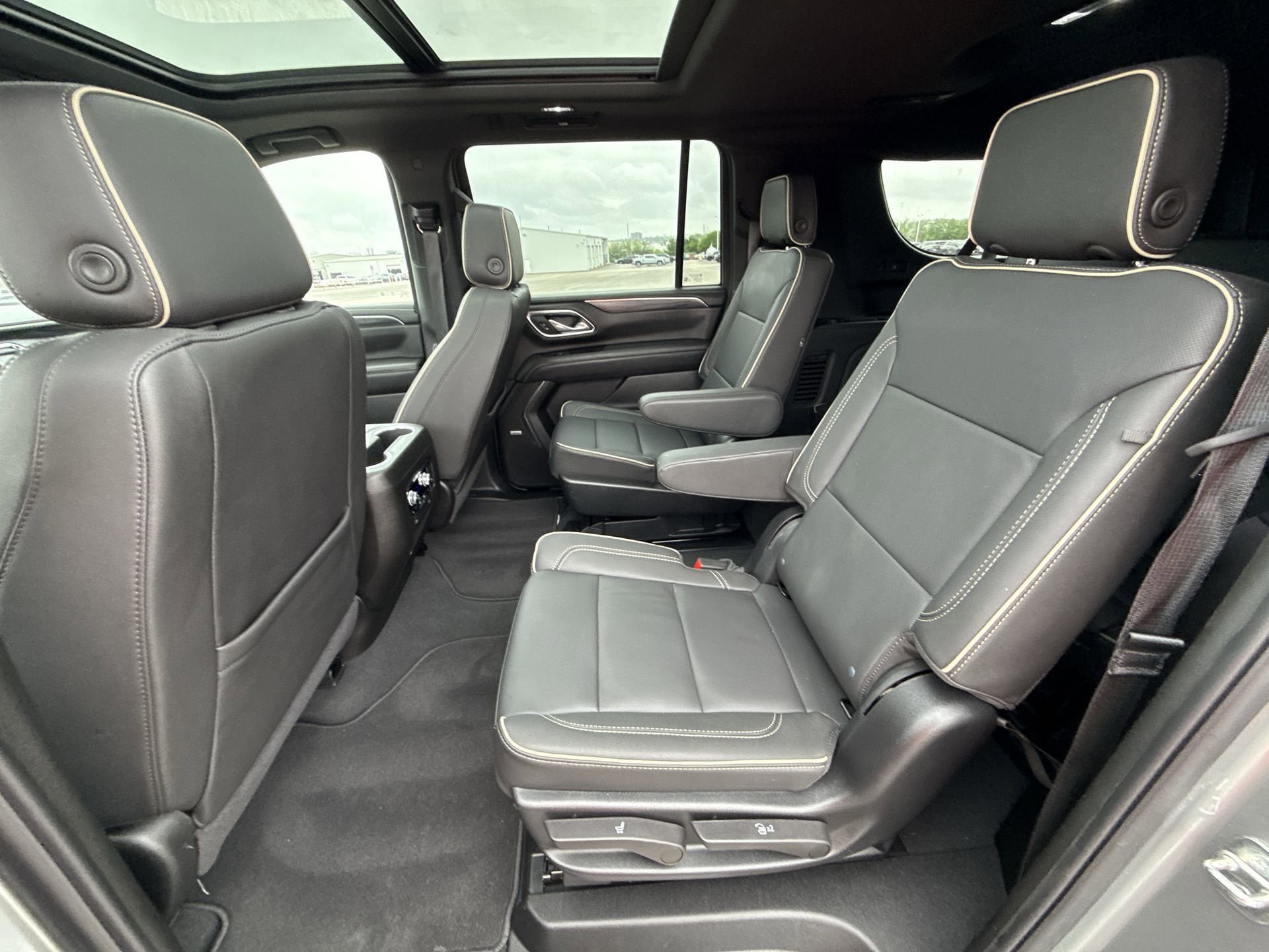 Used 2024 GMC Yukon XL SLT w/ SLT Luxury Package RWD image 25