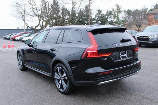 Used 2025 Volvo V60 B5 Cross Country Plus image 41