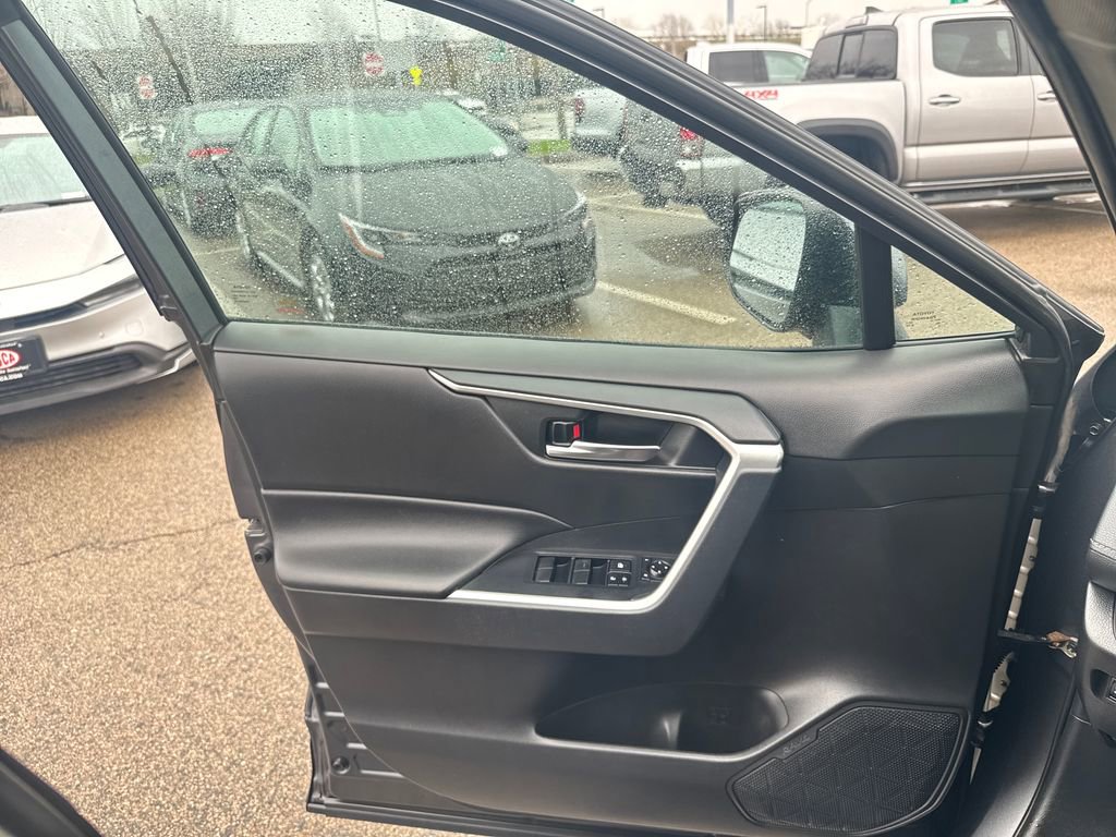 Used 2021 Toyota RAV4 XLE w/ Convenience Package image 33