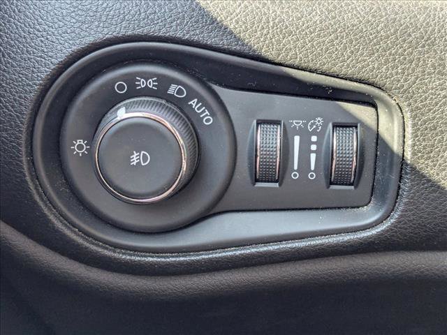 Used 2017 Jeep Renegade Latitude w/ Popular Equipment Group image 12