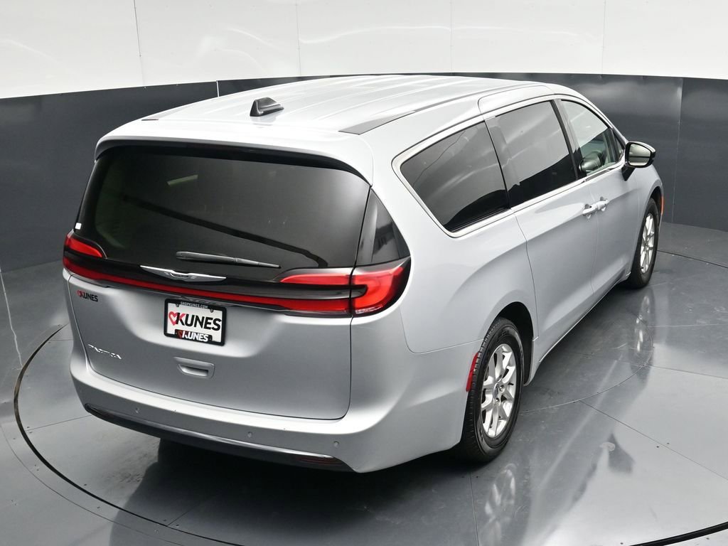Used 2024 Chrysler Pacifica Touring-L FWD image 39