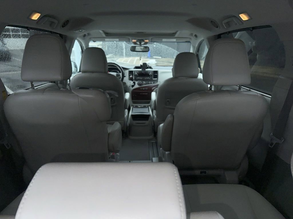 Used 2013 Toyota Sienna XLE image 24