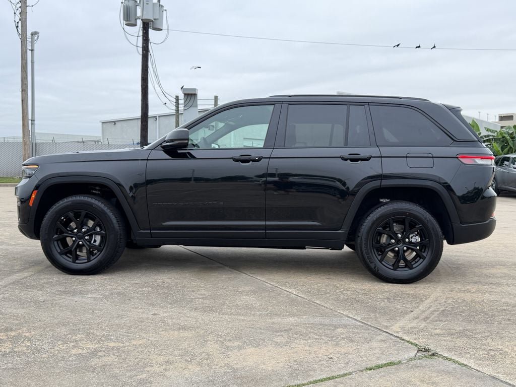 Used 2025 Jeep Grand Cherokee Altitude AWD/4WD image 6