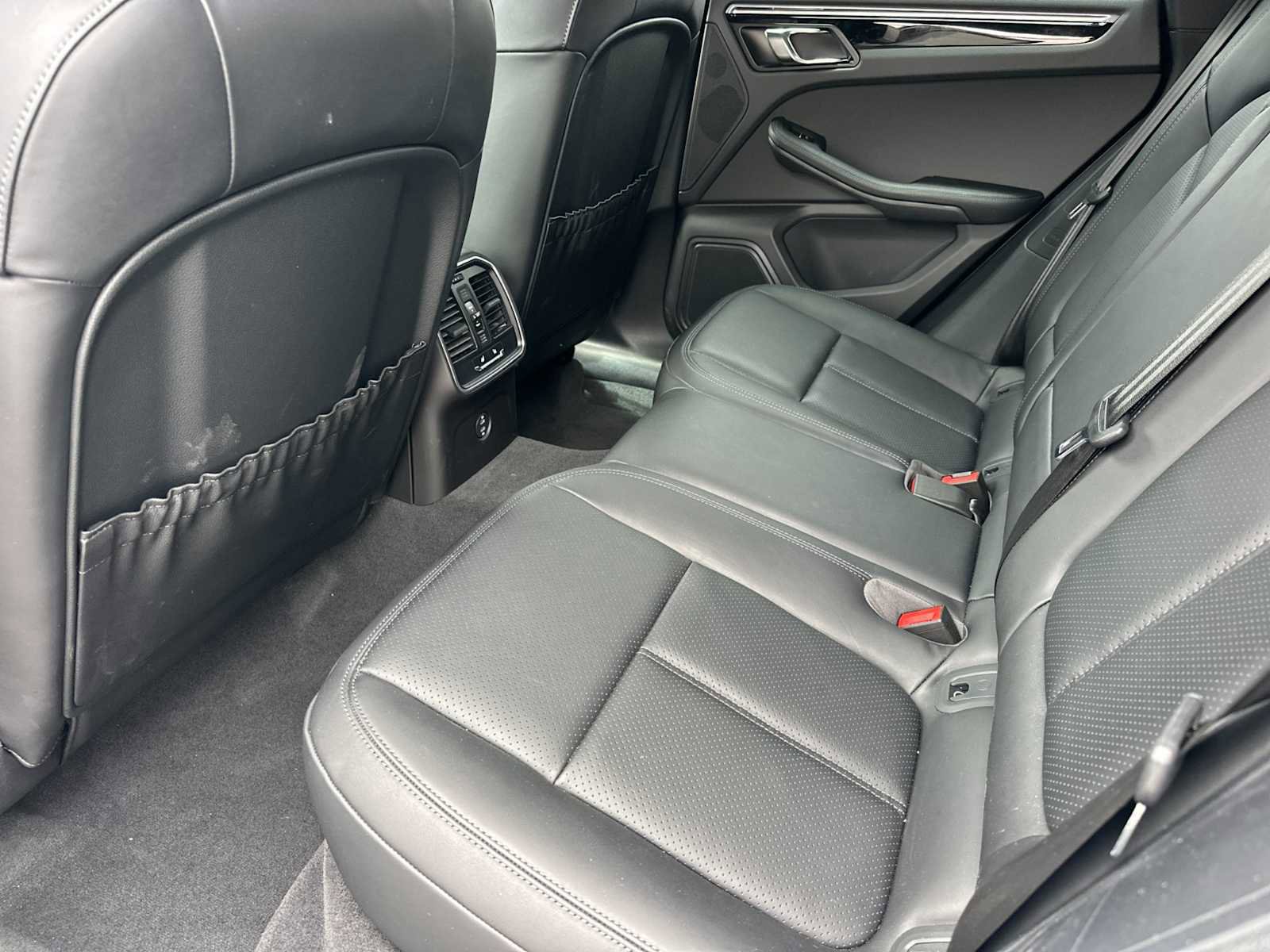 Certified 2025 Porsche Macan AWD/4WD image 14