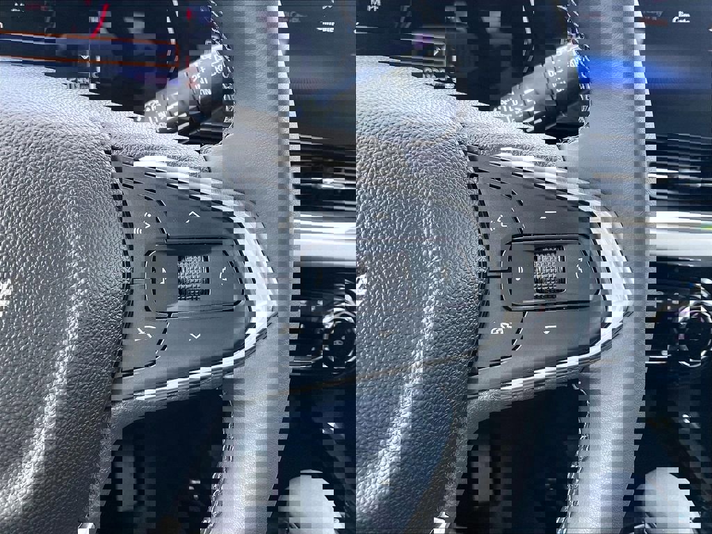 Used 2025 Chevrolet Trax LT w/ LT Convenience Package FWD image 22