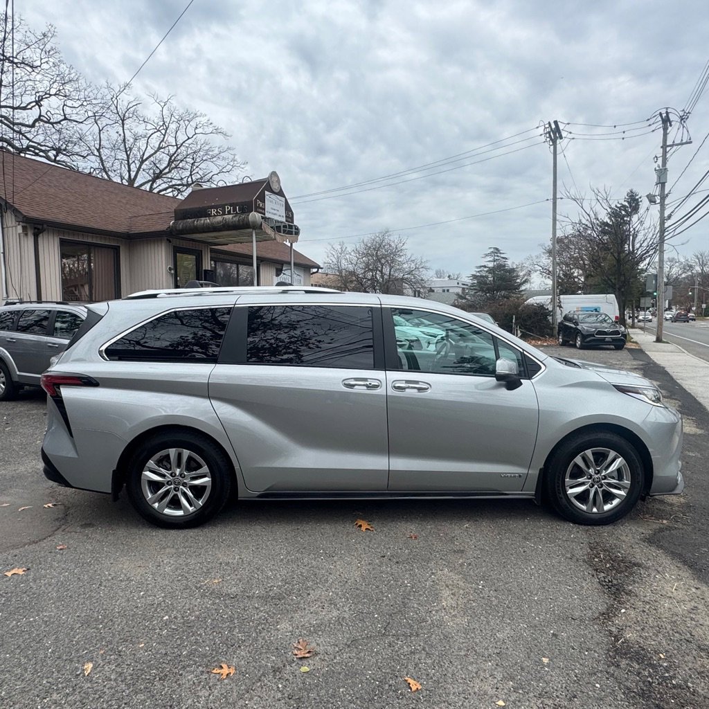 Used 2021 Toyota Sienna Limited image 6