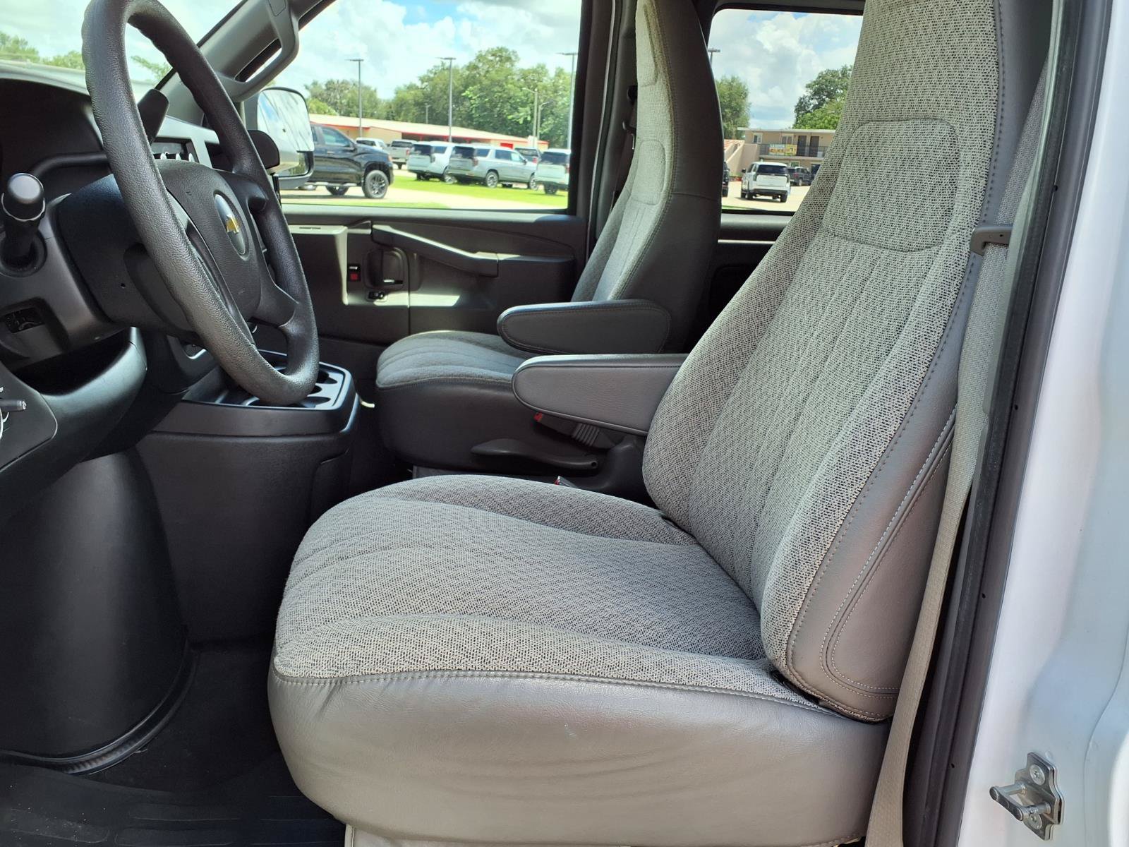 Used 2025 Chevrolet Express 3500 LT w/ LT Preferred Equipment Group RWD image 13
