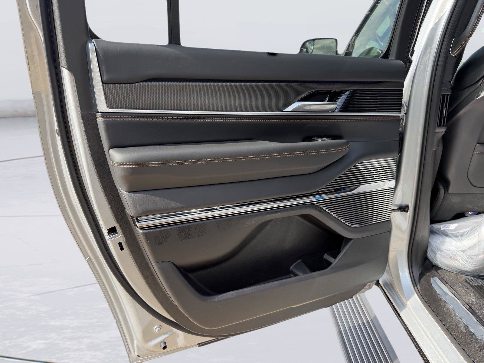 New 2026 Jeep Grand Wagoneer L Summit AWD/4WD image 16